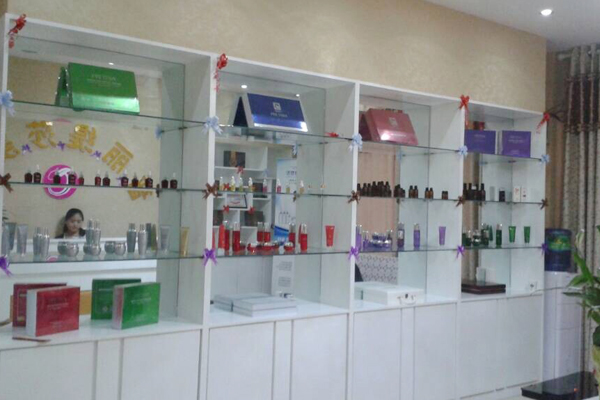 嘿嘿视频黄色欧美风展示柜