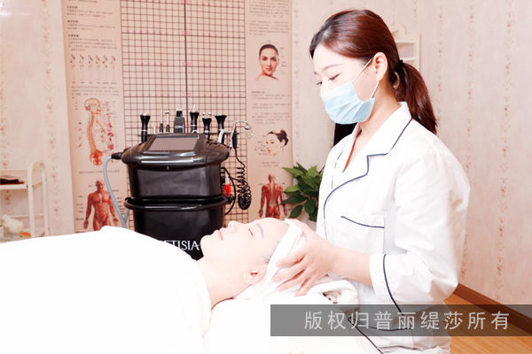 上妆服帖小技巧 不做“卡粉女孩”