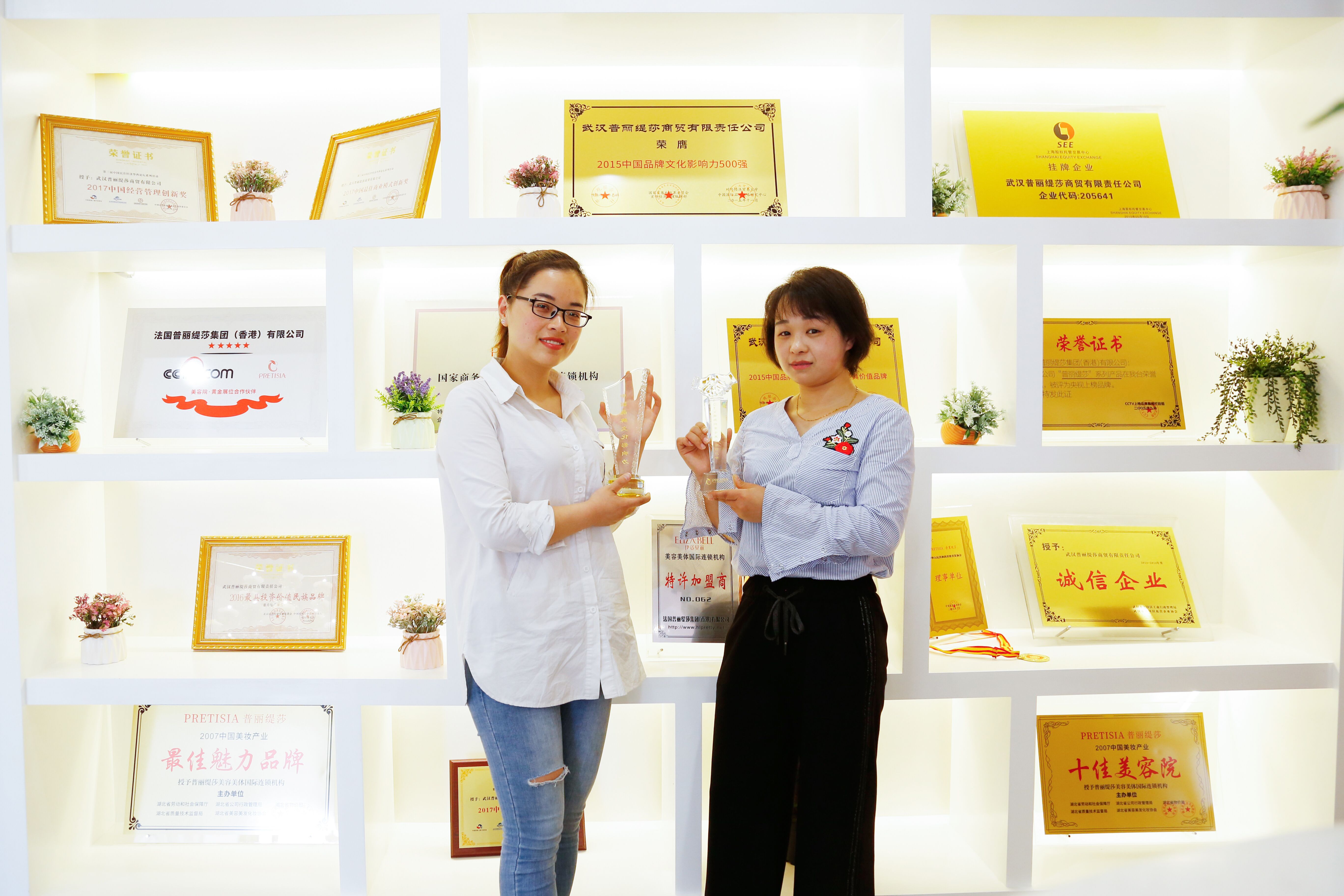 两位襄阳小姐姐签约嘿嘿视频在线观看 相携共进！