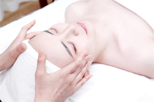 　　怎么祛痘和祛痘印？最强攻略来了！