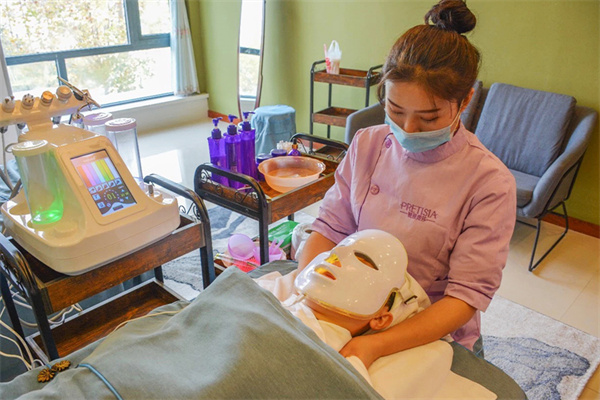 皮肤管理嘿嘿连载APP大概需要多少钱？2万能开吗？