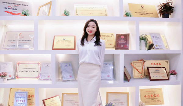 花朝二月，四川气质美女成功牵手嘿嘿视频在线观看！